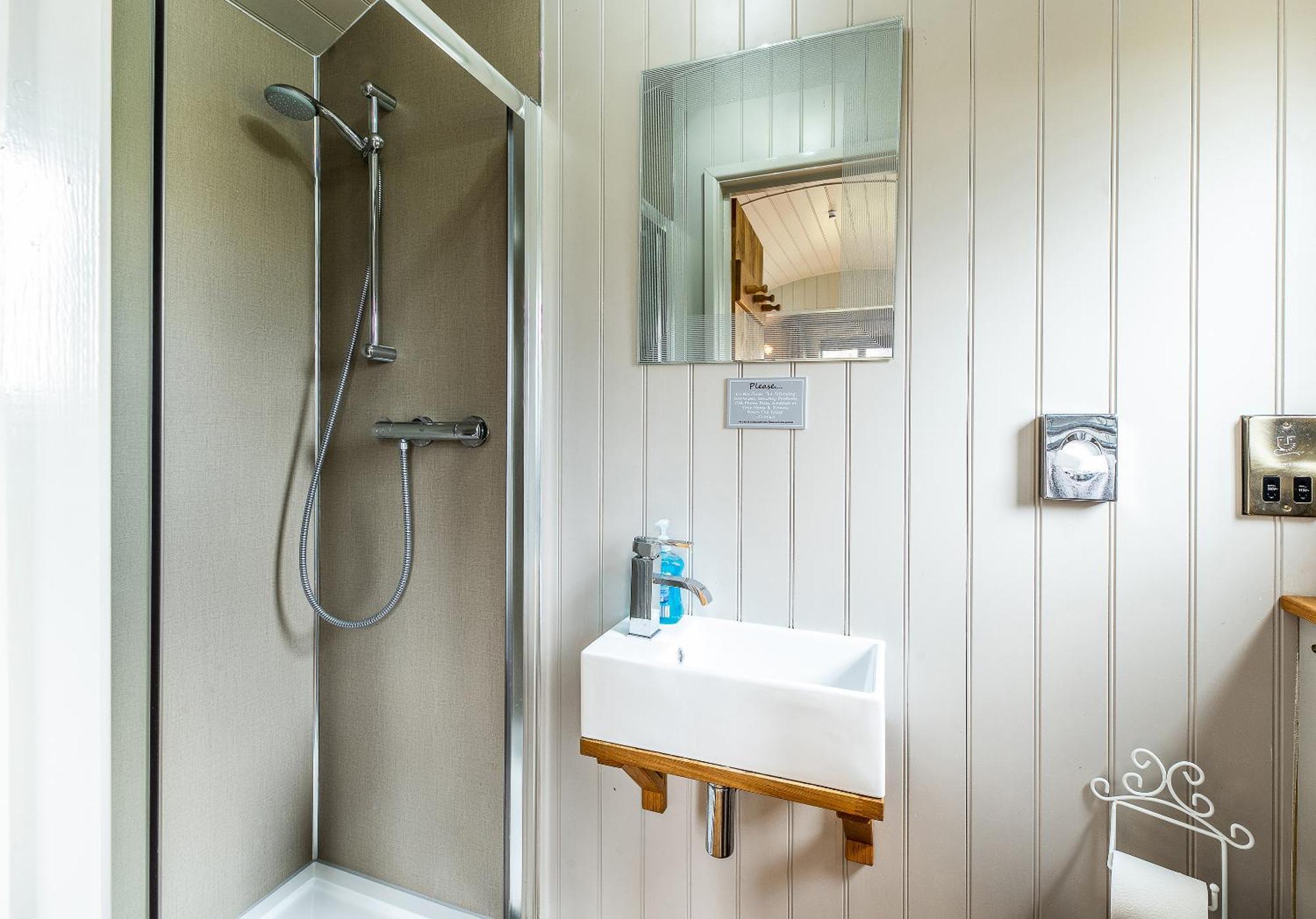 Little John Petite Cosy Log Cabin: Sherwood Forest Retreat Lodge *